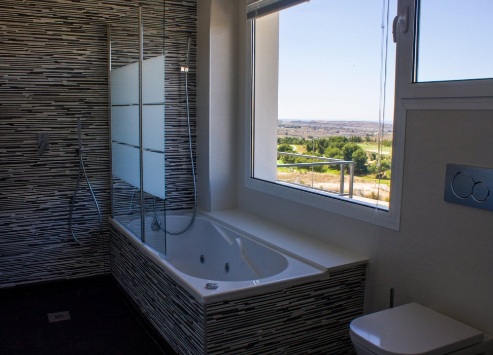 haute vue sur la salle de bains résidentielle alenda golf